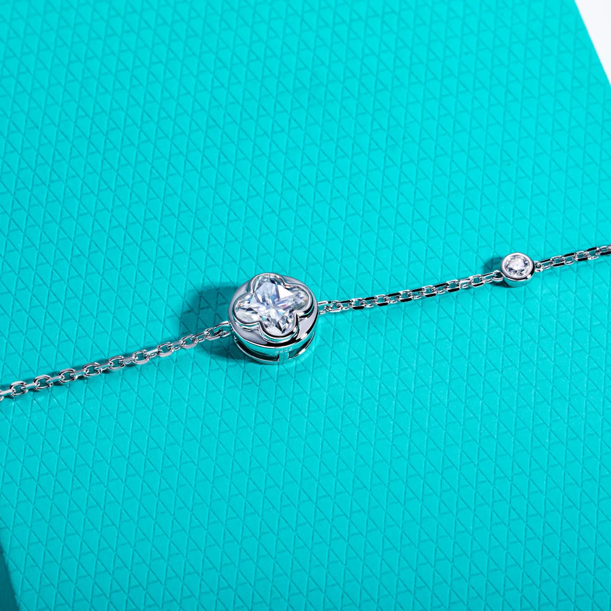 Vixonna Women's Moissanite Clover Bezel Bracelet 2ct 925 Silver