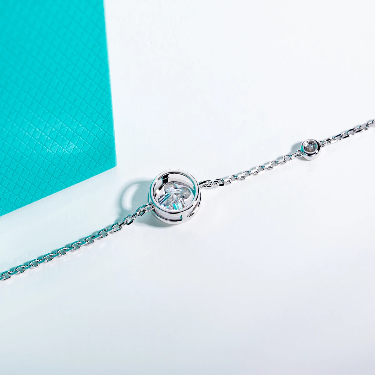 Vixonna Women's Moissanite Clover Bezel Bracelet 2ct 925 Silver