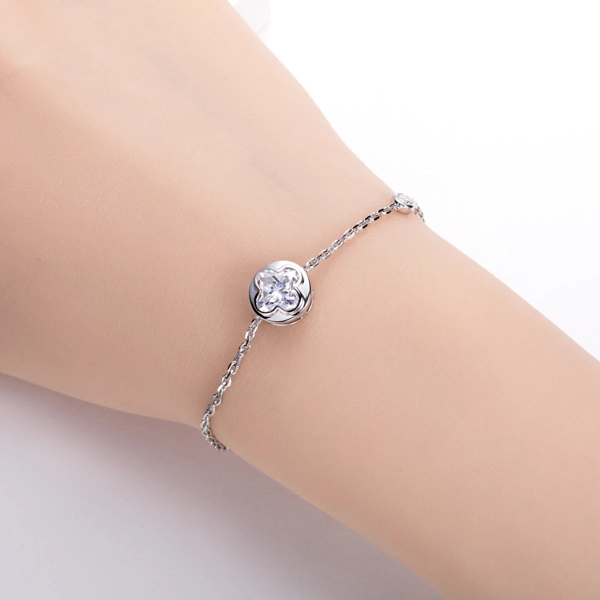 Vixonna Women's Moissanite Clover Bezel Bracelet 2ct 925 Silver