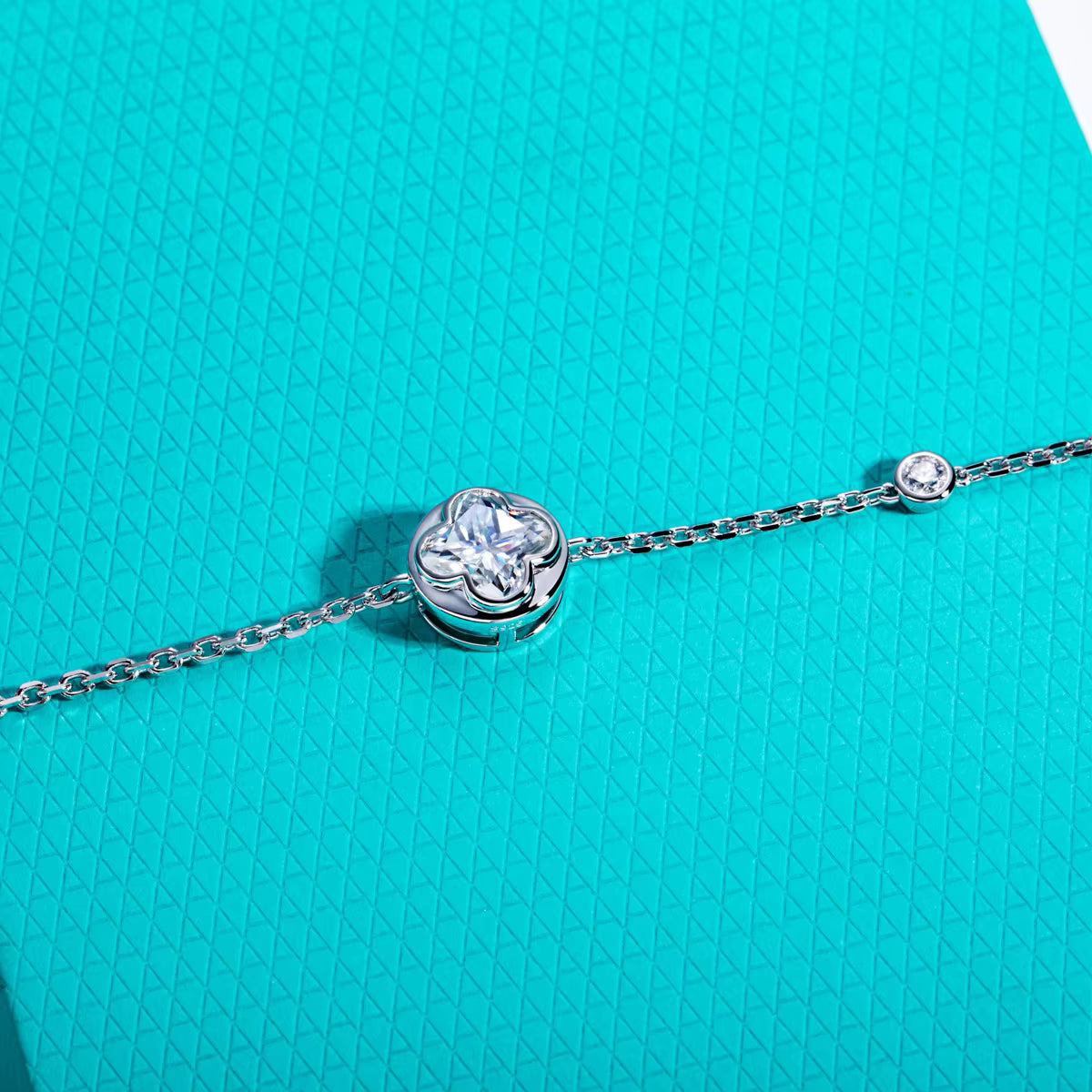 Vixonna Women's Moissanite Clover Bezel Bracelet 2ct 925 Silver