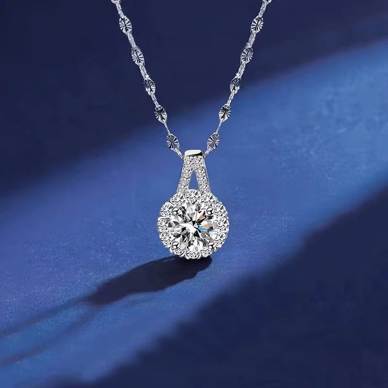 Vixonna Women's Moissanite Round Flower Pendant Necklace 925 Silver D Color VVS1