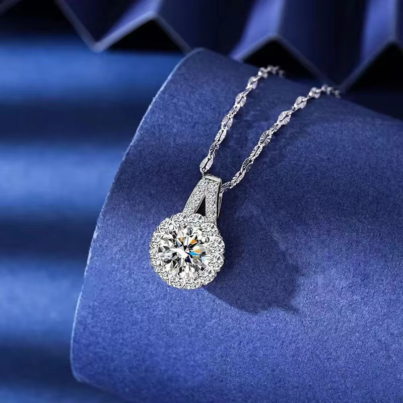 Vixonna Women's Moissanite Round Flower Pendant Necklace 925 Silver D Color VVS1