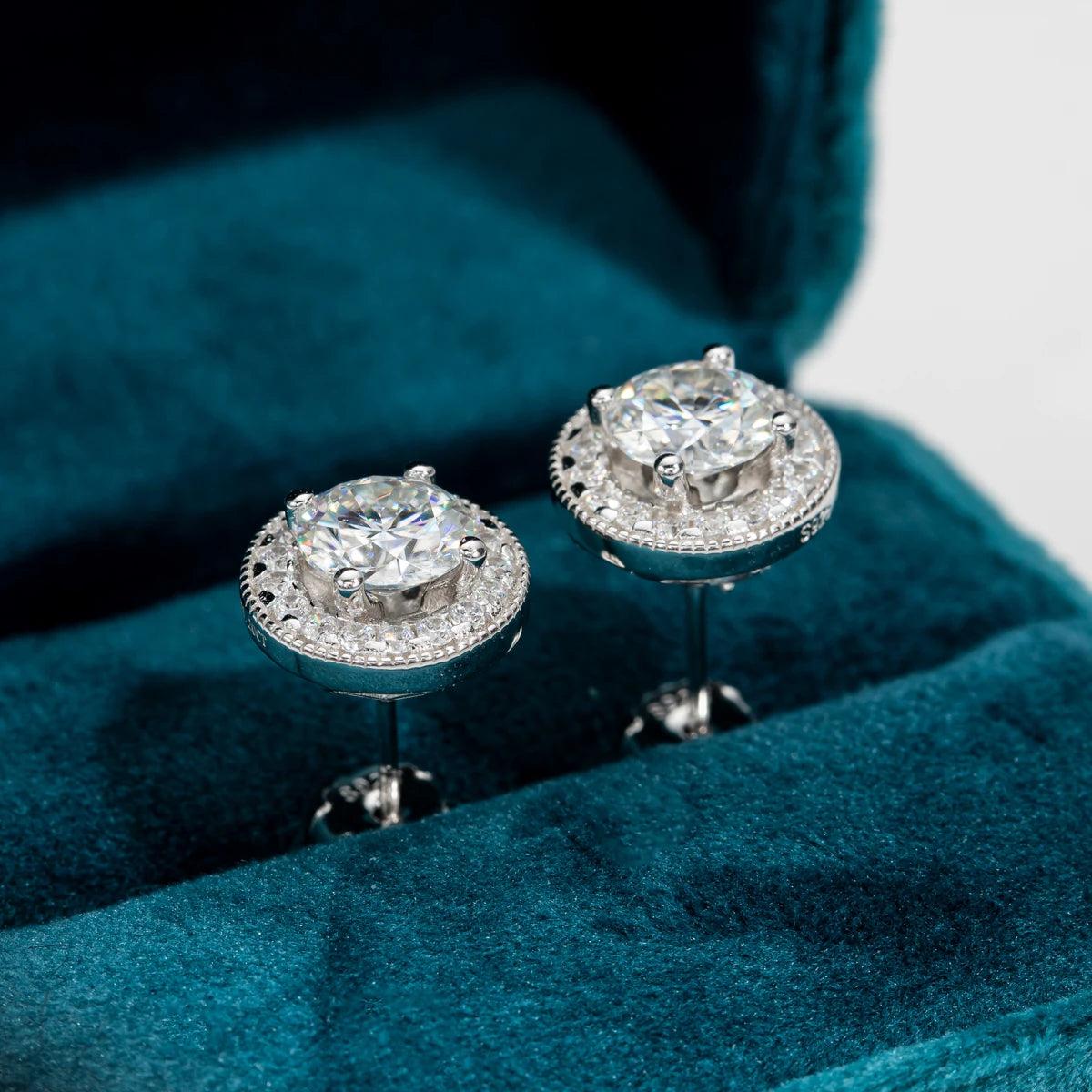 Vixonna Women's Moissanite Stud Earrings 925 Silver D Color 2.4cttw