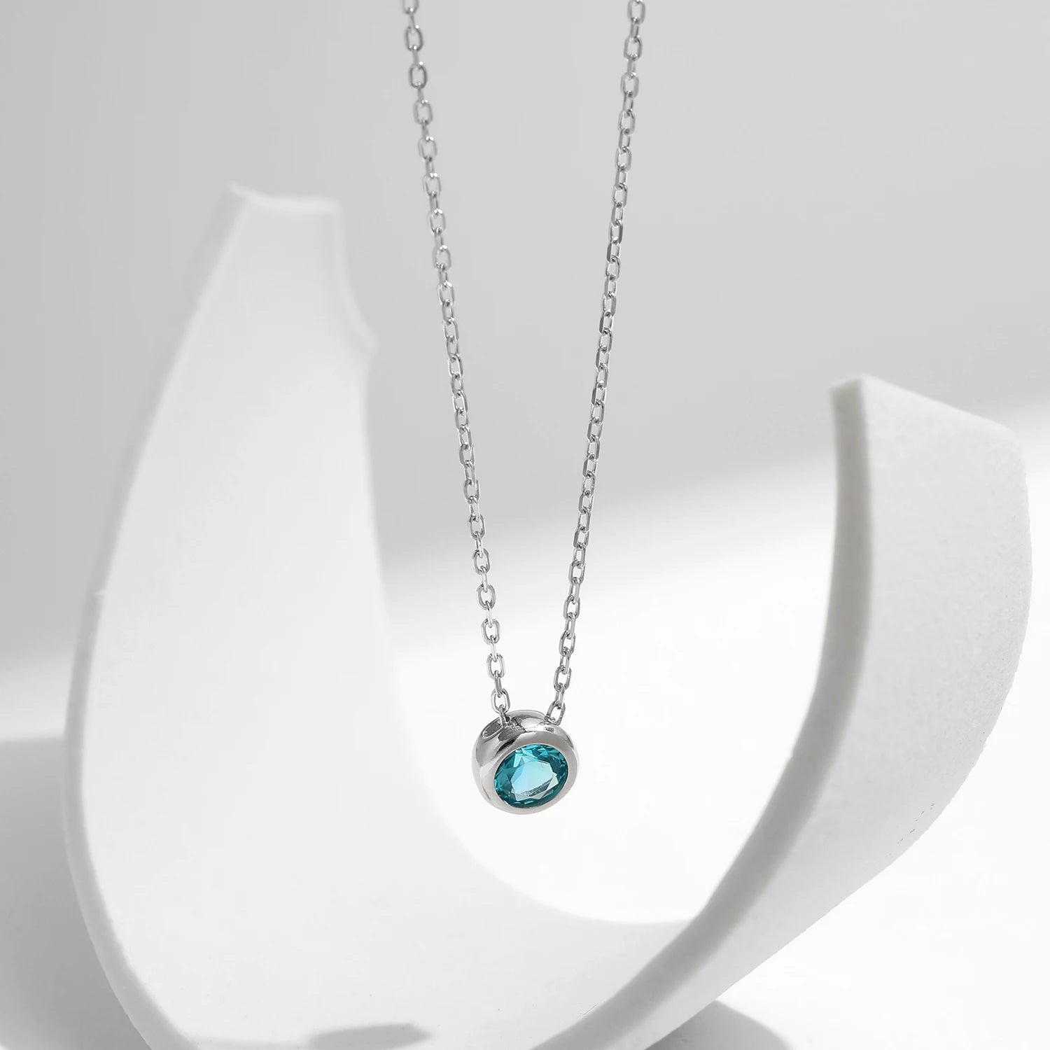 Vixonna Women's Round Zirconia Pendant Necklace 925 Silver White Gold